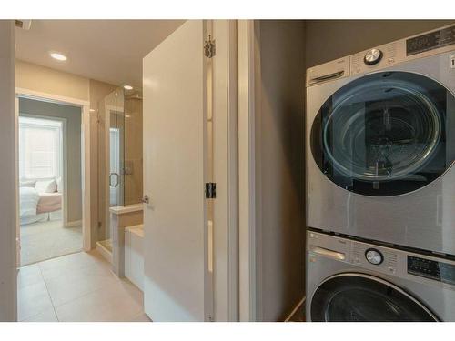 207-823 5 Avenue Nw, Calgary, AB - Indoor Photo Showing Laundry Room