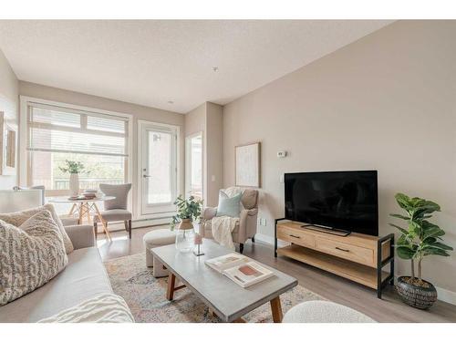 207-823 5 Avenue Nw, Calgary, AB - Indoor Photo Showing Living Room