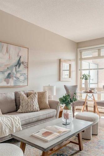 207-823 5 Avenue Nw, Calgary, AB - Indoor Photo Showing Living Room