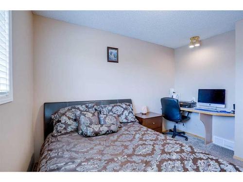 205 Coral Springs Close Ne, Calgary, AB - Indoor Photo Showing Living Room