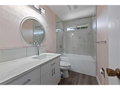 254 Dovercliffe Way Se, Calgary, AB - Indoor Photo Showing Bathroom