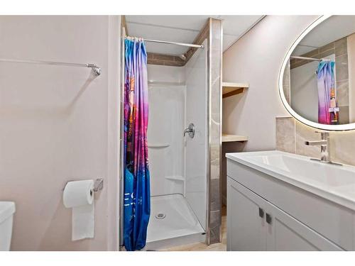 254 Dovercliffe Way Se, Calgary, AB - Indoor Photo Showing Bathroom