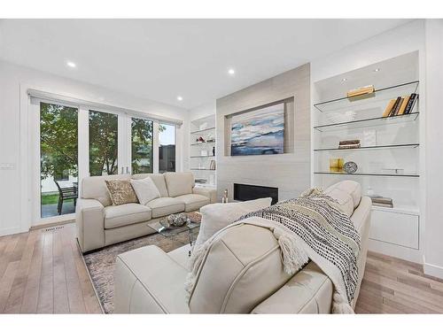 2406 35 Street Sw, Calgary, AB - Indoor Photo Showing Living Room