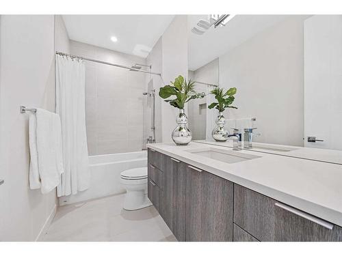 2406 35 Street Sw, Calgary, AB - Indoor Photo Showing Bathroom