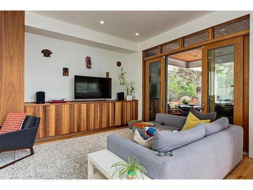 3901 17 Street Sw, Calgary, AB - Indoor Photo Showing Living Room