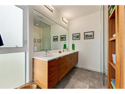 3901 17 Street Sw, Calgary, AB - Indoor Photo Showing Bathroom