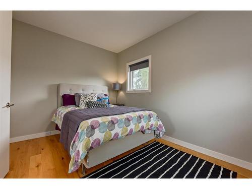 3901 17 Street Sw, Calgary, AB - Indoor Photo Showing Bedroom