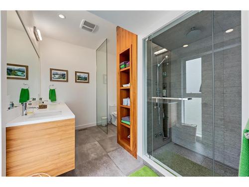 3901 17 Street Sw, Calgary, AB - Indoor Photo Showing Bathroom