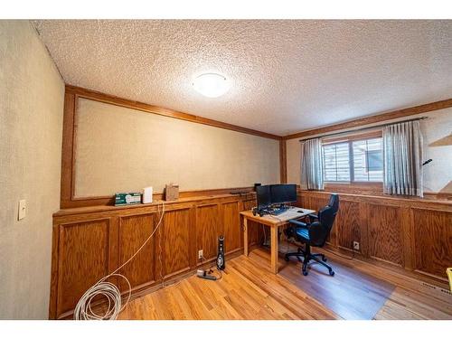 16 Ridgegate Way Sw, Airdrie, AB - Indoor Photo Showing Office