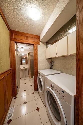 16 Ridgegate Way Sw, Airdrie, AB - Indoor Photo Showing Laundry Room