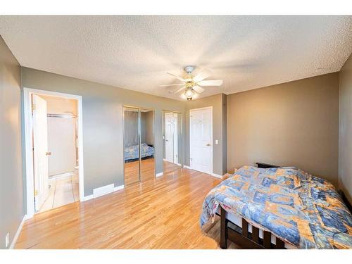 16 Ridgegate Way Sw, Airdrie, AB - Indoor Photo Showing Bedroom