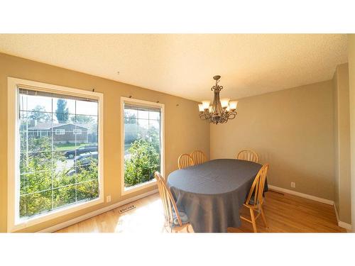 16 Ridgegate Way Sw, Airdrie, AB - Indoor Photo Showing Dining Room