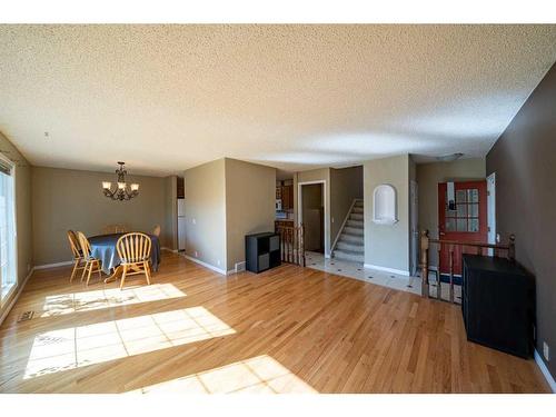 16 Ridgegate Way Sw, Airdrie, AB - Indoor Photo Showing Living Room