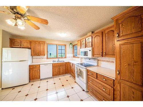 16 Ridgegate Way Sw, Airdrie, AB - Indoor Photo Showing Kitchen