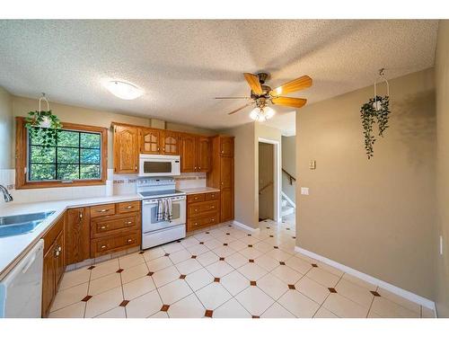 16 Ridgegate Way Sw, Airdrie, AB - Indoor Photo Showing Kitchen