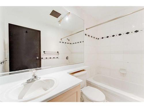 209-812 8 Street Se, Calgary, AB - Indoor Photo Showing Bathroom