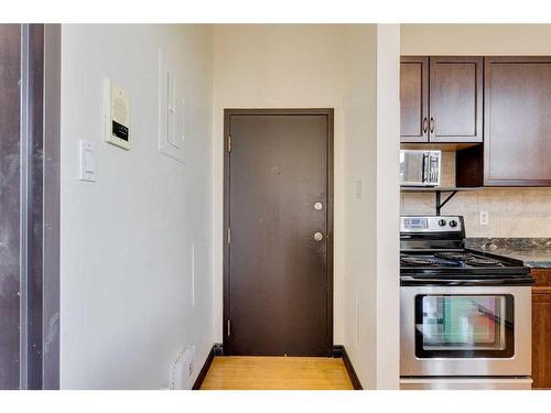 209-812 8 Street Se, Calgary, AB - Indoor Photo Showing Kitchen