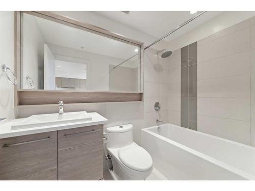 901-38 9 Street Ne, Calgary, AB - Indoor Photo Showing Bathroom