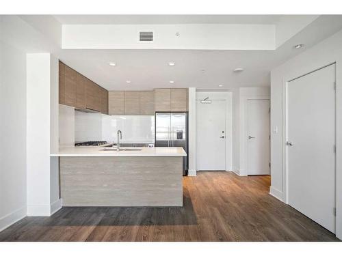 901-38 9 Street Ne, Calgary, AB - Indoor Photo Showing Kitchen