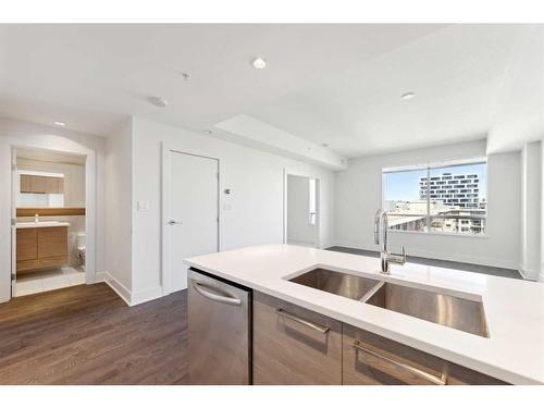 901-38 9 Street Ne, Calgary, AB - Indoor Photo Showing Kitchen With Double Sink