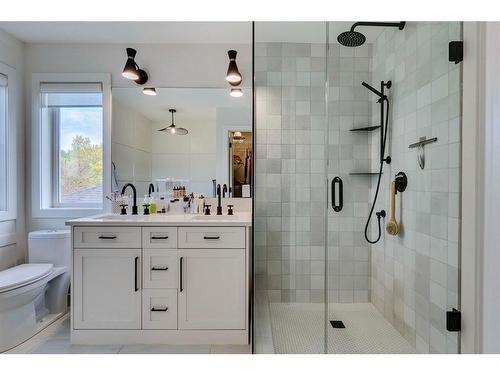 354 Mountain Park Drive Se, Calgary, AB - Indoor Photo Showing Bathroom