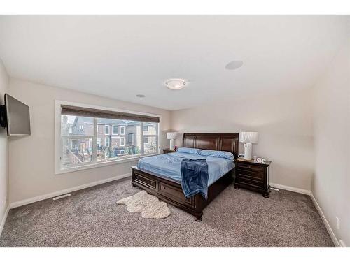 43 Evansglen Circle Nw, Calgary, AB - Indoor Photo Showing Bedroom