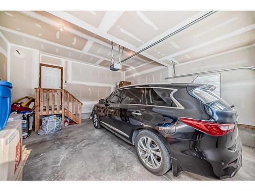 43 Evansglen Circle Nw, Calgary, AB - Indoor Photo Showing Garage