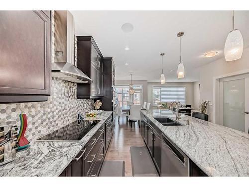 43 Evansglen Circle Nw, Calgary, AB - Indoor Photo Showing Kitchen With Double Sink With Upgraded Kitchen