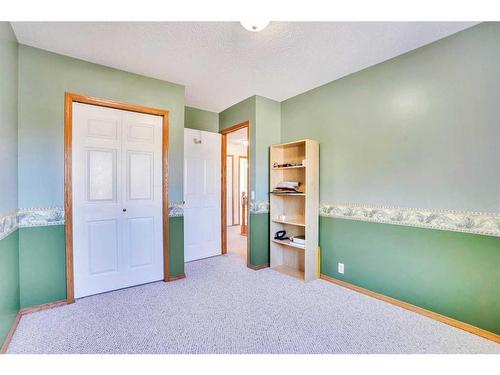 52 Somerrect Gardens Sw, Calgary, AB - Indoor Photo Showing Bedroom