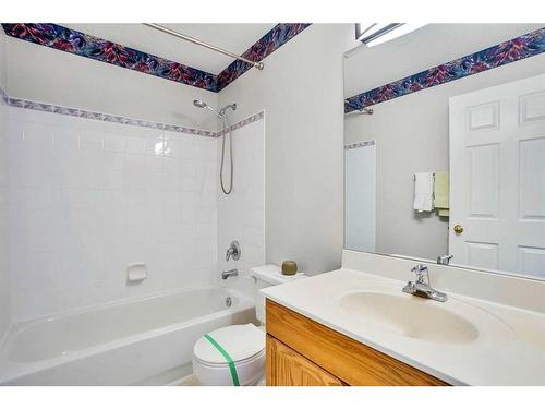 52 Somerrect Gardens Sw, Calgary, AB - Indoor Photo Showing Bathroom