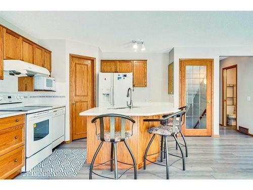 52 Somerrect Gardens Sw, Calgary, AB - Indoor Photo Showing Kitchen