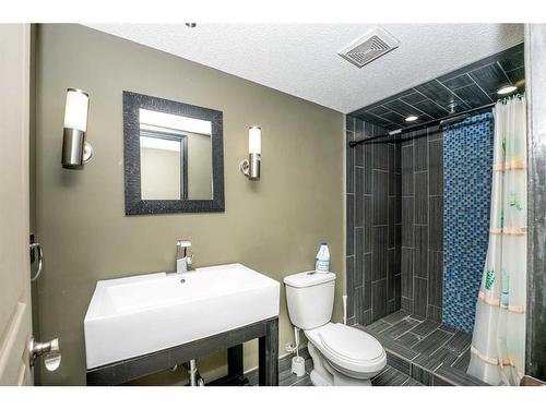 415 Cranston Drive Se, Calgary, AB - Indoor Photo Showing Bathroom