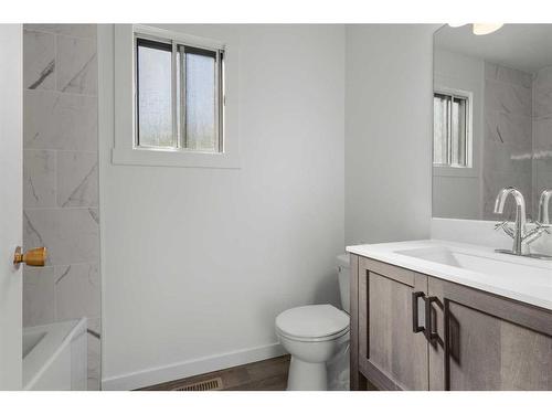 2419 7 Avenue Nw, Calgary, AB - Indoor Photo Showing Bathroom