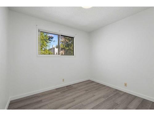 2419 7 Avenue Nw, Calgary, AB - Indoor Photo Showing Other Room