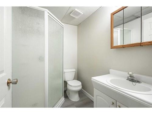 2419 7 Avenue Nw, Calgary, AB - Indoor Photo Showing Bathroom