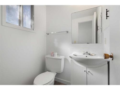 2419 7 Avenue Nw, Calgary, AB - Indoor Photo Showing Bathroom