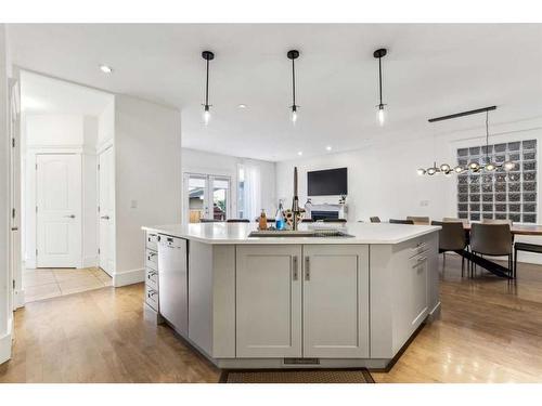 1934 47 Avenue Sw, Calgary, AB - Indoor Photo Showing Kitchen