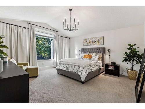 1934 47 Avenue Sw, Calgary, AB - Indoor Photo Showing Bedroom