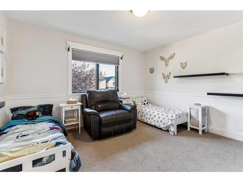 1934 47 Avenue Sw, Calgary, AB - Indoor Photo Showing Bedroom