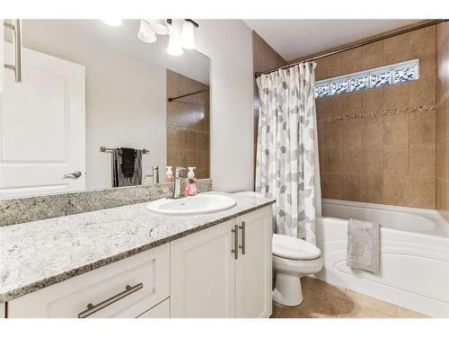 1934 47 Avenue Sw, Calgary, AB - Indoor Photo Showing Bathroom