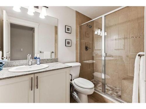 1934 47 Avenue Sw, Calgary, AB - Indoor Photo Showing Bathroom