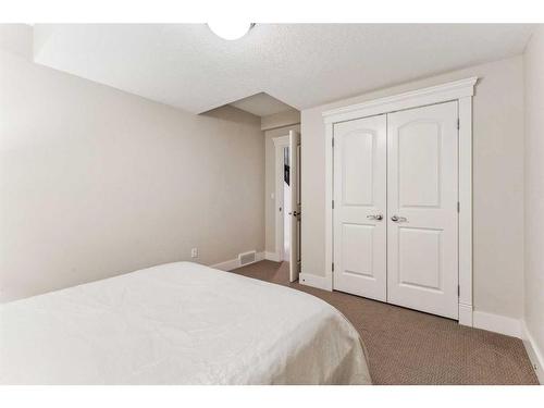 1934 47 Avenue Sw, Calgary, AB - Indoor Photo Showing Bedroom