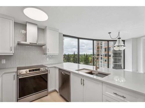 261-20 Coachway Road Sw, Calgary, AB - Indoor Photo Showing Kitchen With Stainless Steel Kitchen With Upgraded Kitchen