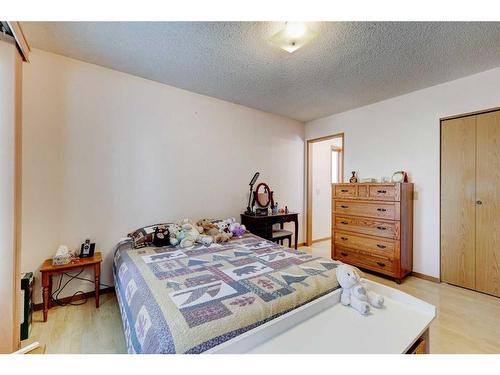 529 2 Street North, Vulcan, AB - Indoor Photo Showing Bedroom