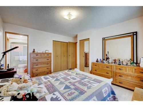 529 2 Street North, Vulcan, AB - Indoor Photo Showing Bedroom