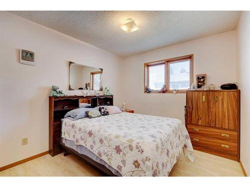 529 2 Street North, Vulcan, AB - Indoor Photo Showing Bedroom