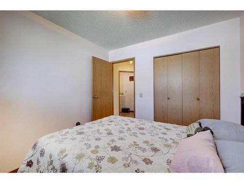 529 2 Street North, Vulcan, AB - Indoor Photo Showing Bedroom