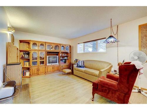 529 2 Street North, Vulcan, AB - Indoor Photo Showing Living Room