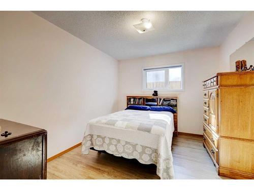 529 2 Street North, Vulcan, AB - Indoor Photo Showing Bedroom