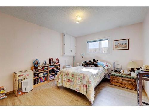 529 2 Street North, Vulcan, AB - Indoor Photo Showing Bedroom